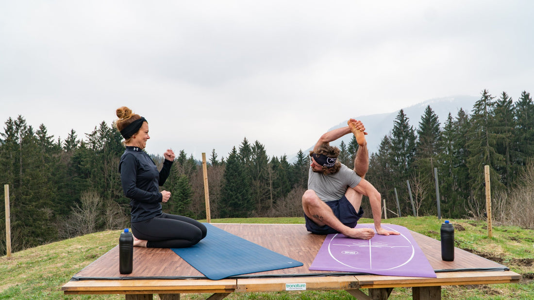 Yogalehrerin gibt eine Anleitung im Freien — Geschenkideen zum Danke sagen