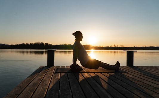 Yoga auf dem Steg am See im Sonnenuntergang mit BOLSTair