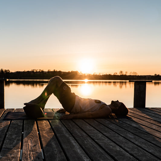 Entspannte gestuetzte Haltung am See im Sonnenuntergang mit BOLSTair