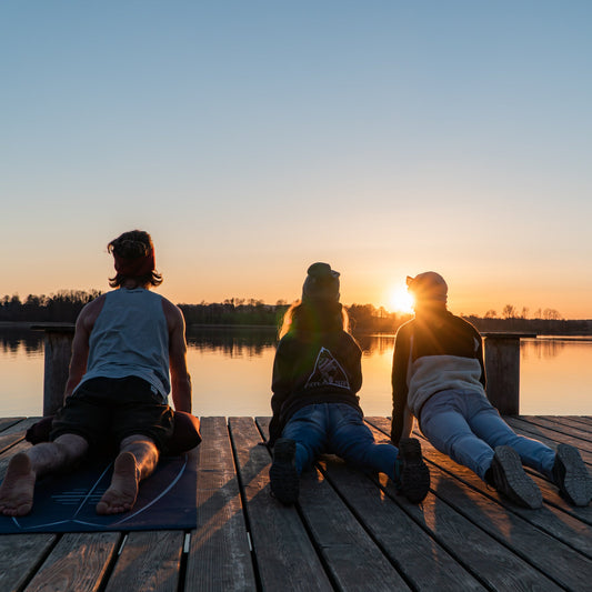 Meditation am See im Sonnenuntergang mit BOLSTair