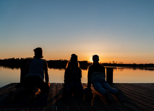 Stille Meditation am See im Sonnenuntergang