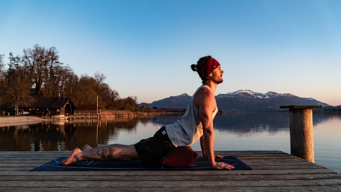 Mann uebt Yoga am See mit dem BOLSTair — Yoga-Geschenke fuer Maenner