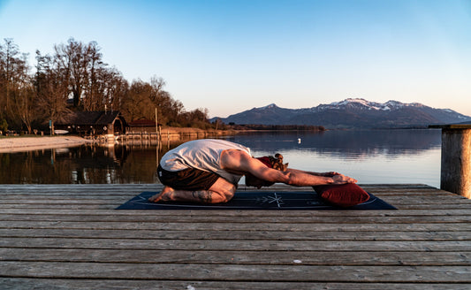 Gestuetzte Kindeshaltung ueber einem BOLSTair Bolster am Steg — Meditationszubehoer im Einsatz