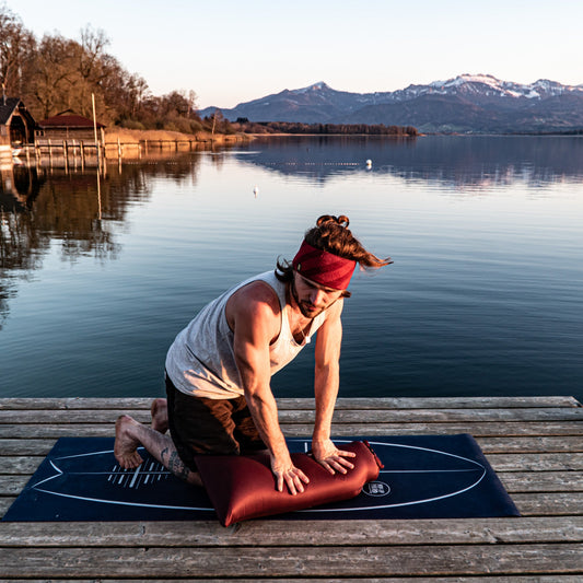 Ruhiger Moment am See mit BOLSTair Bolster — Geschenkideen fuer Meditation