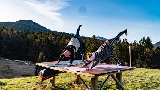 Skigymnastik in den Bergen mit dem BOLSTair — Vorbereitung auf die Skisaison