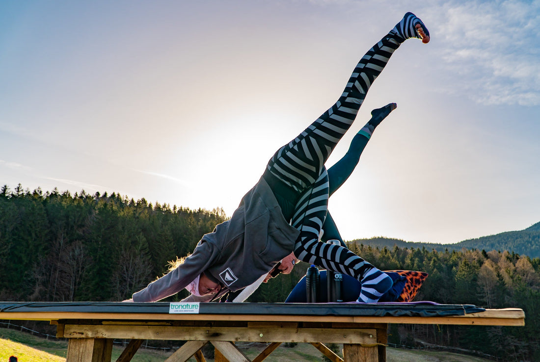Kraeftigungsuebung mit dem BOLSTair in den Bergen — Fitness fuer Abenteuersport
