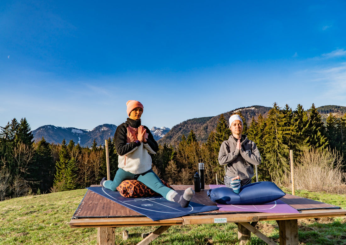 Sitzmeditation auf dem aufblasbaren BOLSTair Meditationskissen in den Bergen