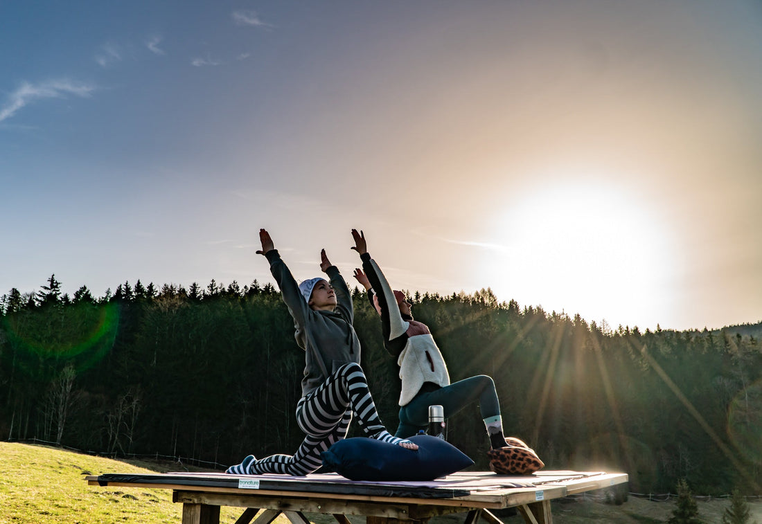 Yoga in den winterlichen Bergen mit BOLSTair — Weihnachtsgeschenke fuer Yogis