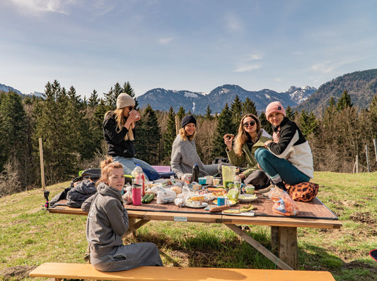 Gemeinsam feiern beim Yoga-Wochenende in den Bergen