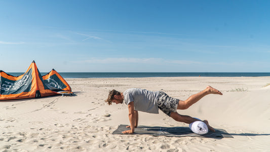 Tobi Deckert trainiert mit dem BOLSTair am Kitespot — Kitesurf-Training am Strand
