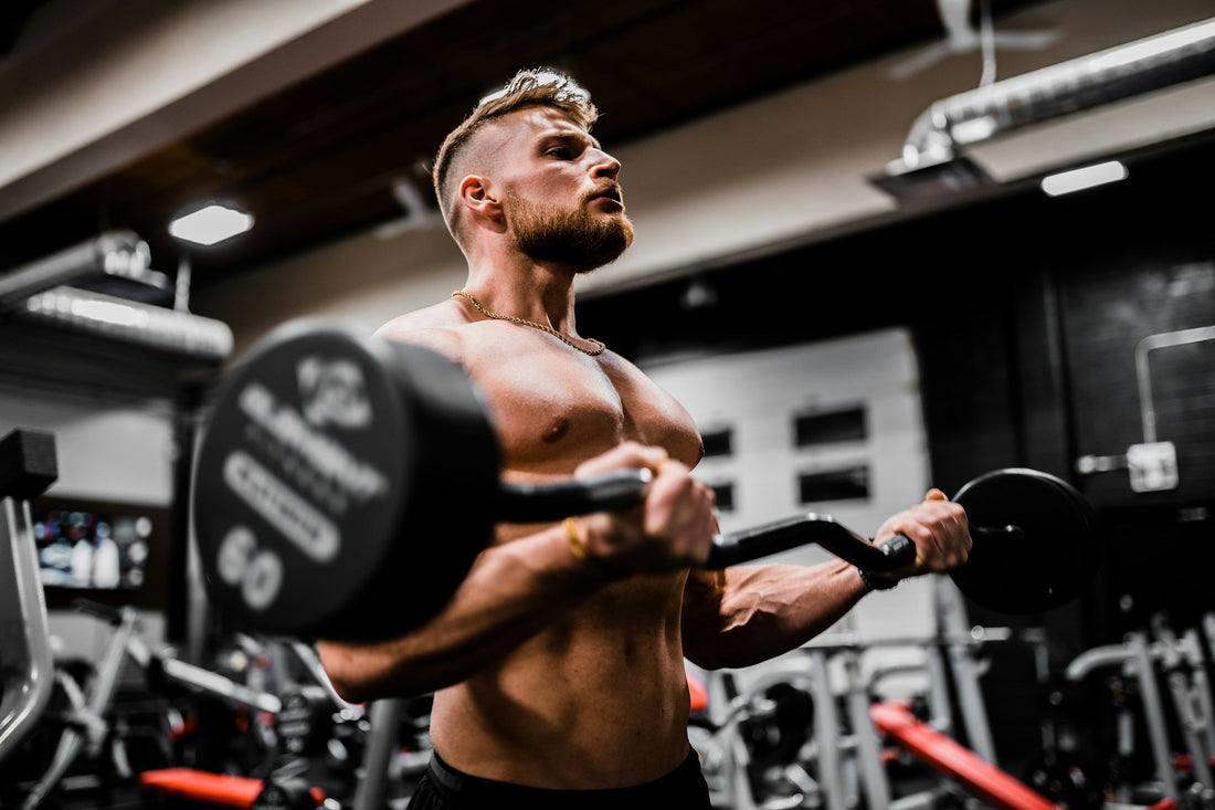 Sportler beim Krafttraining mit korrekter Technik