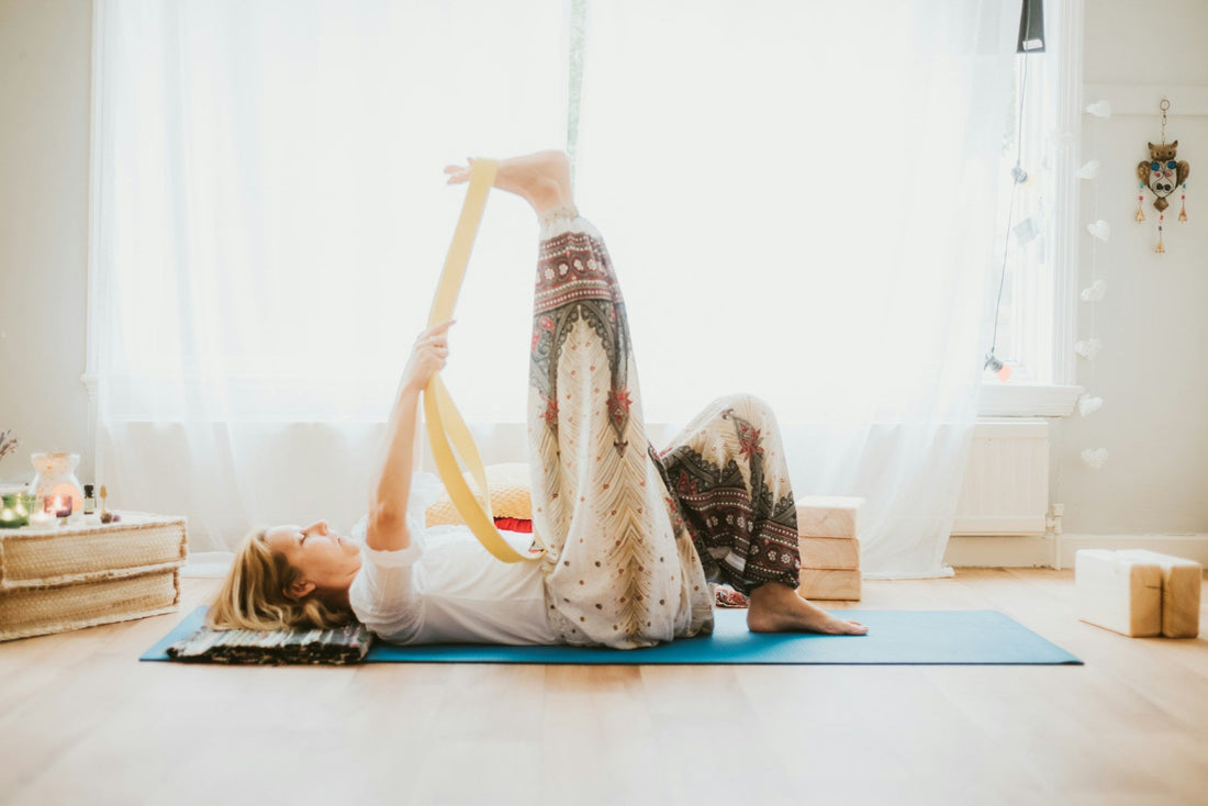 Pilates-Übung Bridge für den Rücken auf der Matte
