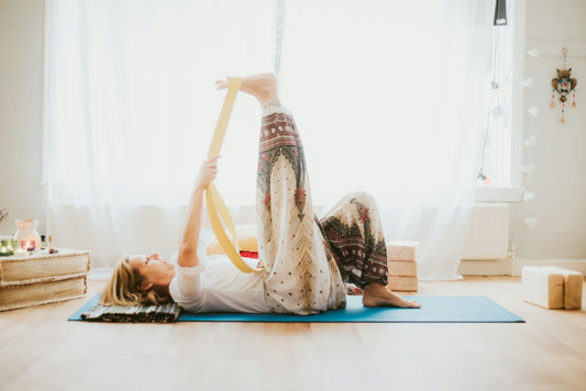 Pilates-Übung Bridge für den Rücken auf der Matte