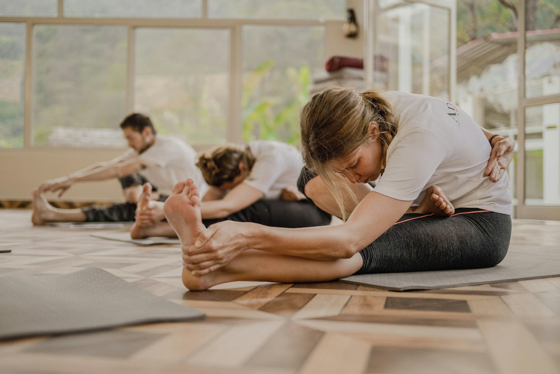 Frau trainiert Pilates zum Abnehmen auf der Matte