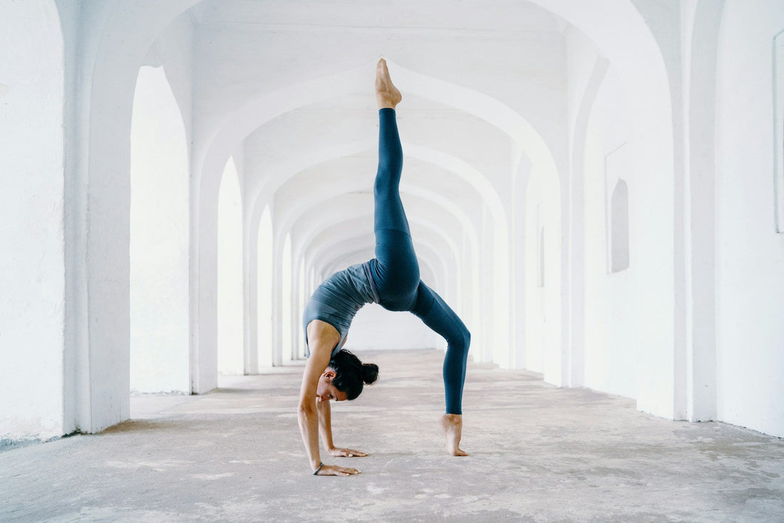 Yoga- und Pilates-Übung im Vergleich auf der Matte