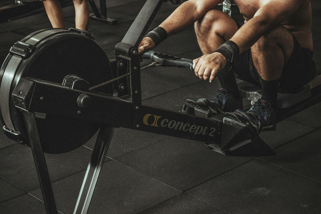 Junge Sportler beim altersgerechten Krafttraining mit Körpergewicht