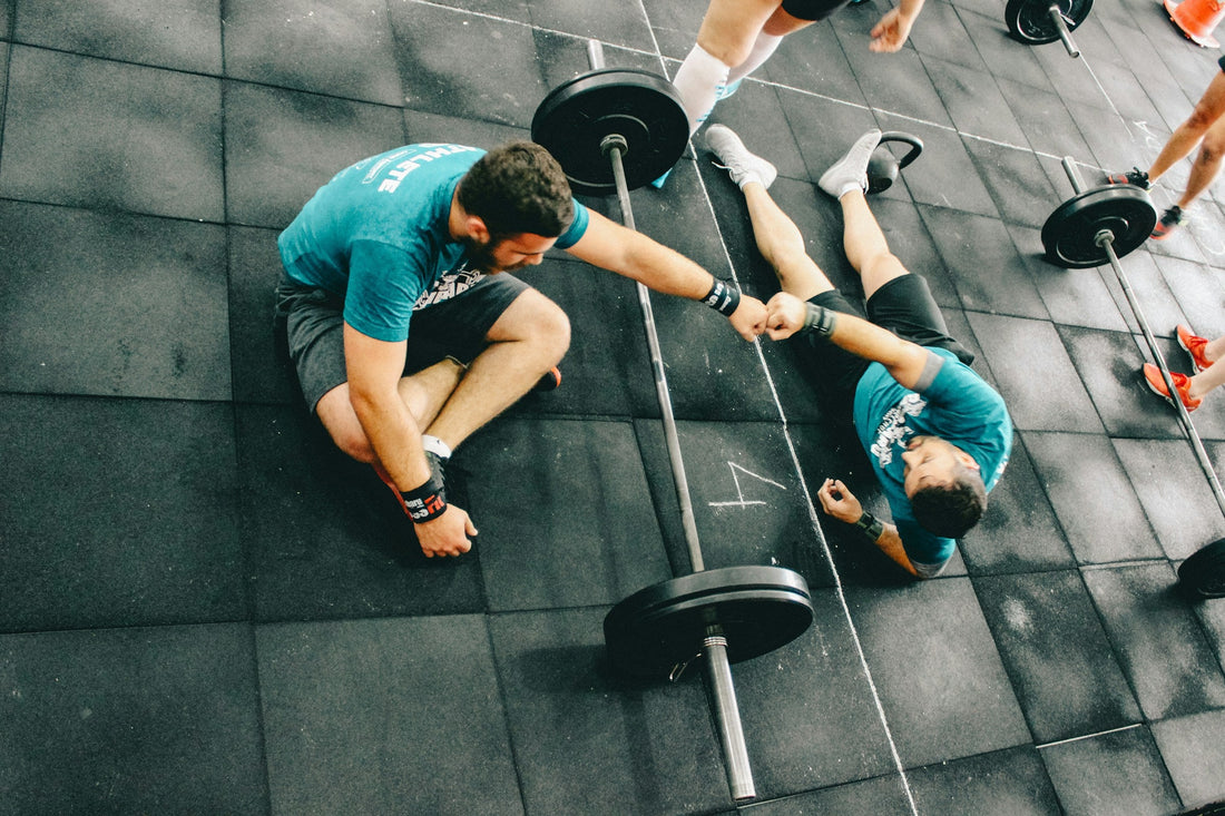 Leistungssportler beim Krafttraining in der Wettkampfvorbereitung