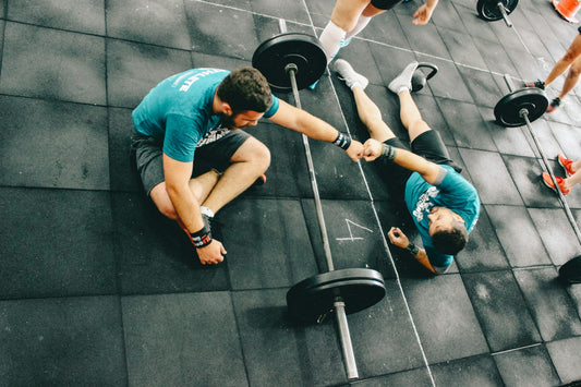 Leistungssportler beim Krafttraining in der Wettkampfvorbereitung
